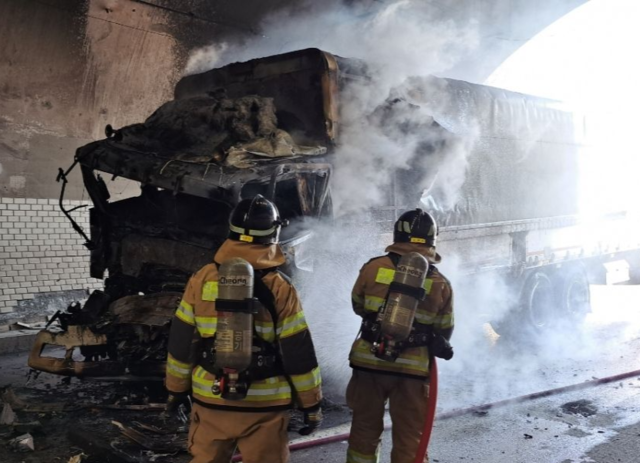 중부내륙선 고령2터널서 추돌사고. 경북소방본부 제공