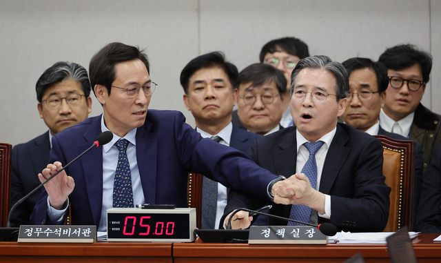 18일 서울 여의도 국회에서 열린 운영위원회 전체회의에서 김용범 대통령실 정책실장이 국민의힘 김은혜 의원의 질의에 답하는 도중 언쟁을 이어가자 우상호 대통령실 정무수석이 이를 제지하고 있다. 연합뉴스