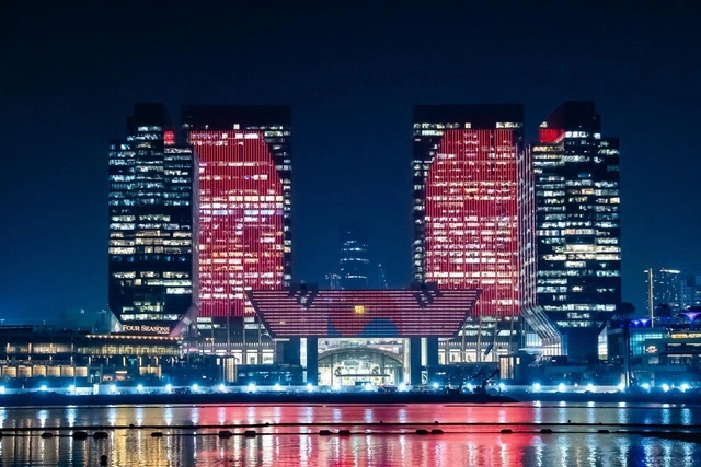 17일(현지시간) 아랍에미리트(UAE) 아부다비 ADGM 건물이 이재명 대통령의 국빈 방문을 환영하는 태극기 조명으로 빛나고 있다. 사진공동취재단