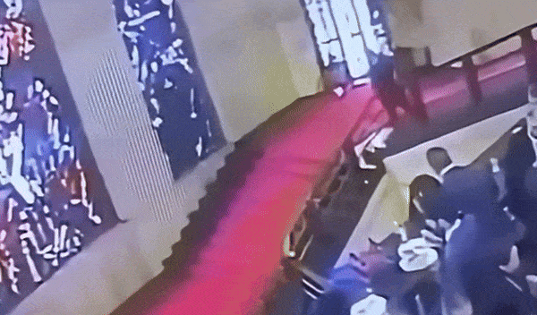 이탈리아 사르데냐 정부 청사에서 에마누엘레 카니 의원이 넘어지는 모습.  유튜브 갈무리·뉴시스