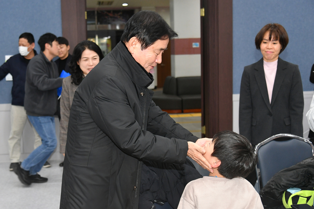 최문순(사진 왼쪽) 화천군수가 18일 열린  ‘대화·소통·희망, 군수님과 함께하는 2025년 드림아동들의 행복한 수다’ 행사에 참석한 아동의 얼굴을 쓰다듬고 있다. 화천군청 제공