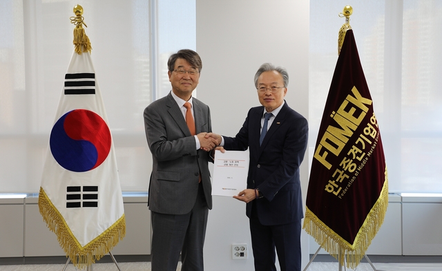 최진식(오른쪽) 한국중견기업연합회(중견련) 회장이 19일 서울 마포구 중견련 접견실에서 김지형 신임 경제사회노동위원회 위원장을 만나 악수하고 있다. 중견련 제공