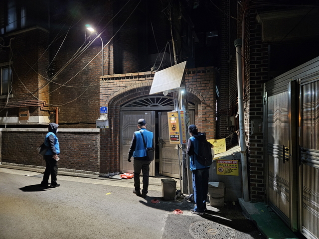 성북구 관계자들이 상습 무단투기 지역에 대한 야간 특별단속을 실시하고 있다. 성북구청 제공