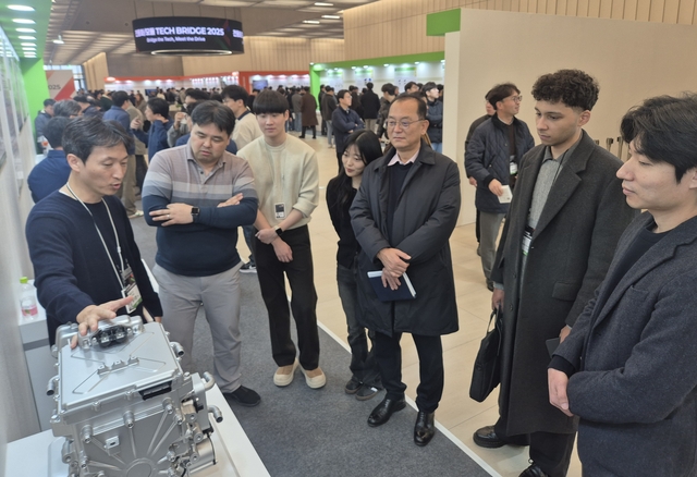 현대모비스가 18~19일 이틀 간 경기 의왕시 현대모비스 기술연구소에서 개최하는  ‘테크 브릿지 2025’에서 관람객들이 현대모비스의 50개 전동화·모듈 신기술 전시 현장과 첨단 기술을 살펴보고 있다. 현대모비스 제공