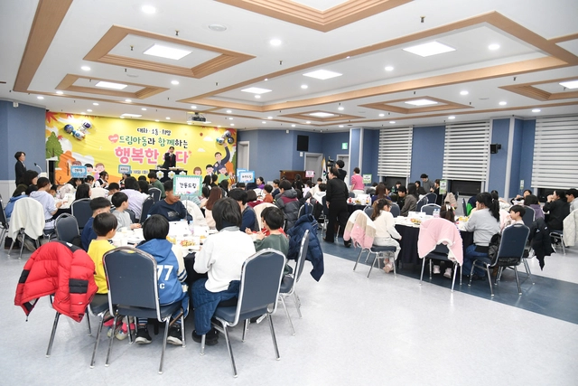 ‘대화·소통·희망, 군수님과 함께하는 2025년 드림아동들의 행복한 수다’ 모습. 화천군청 제공