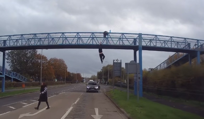 ‘차 위로 쿵’… 자신 차 희생해 육교 매달린 남성 구조한 팝스타 