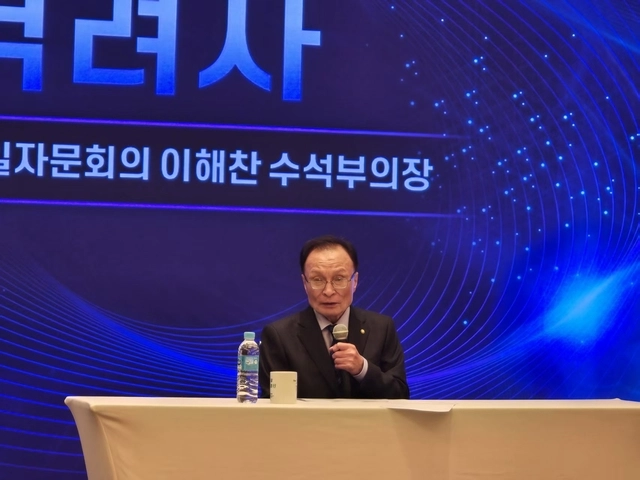 18일 열린 민주평통 22기 베이징협의회 출범식에서 이해찬 수석부의장이 격려사를 하고 있다.