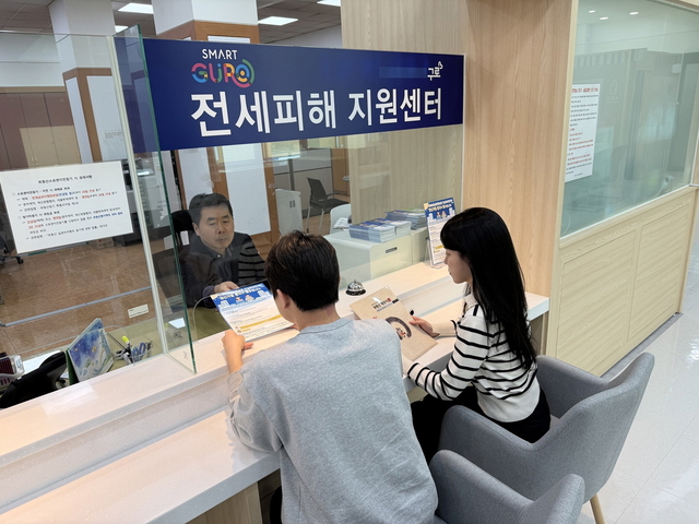 서울 구로구청 상담창구에서 주민이 ‘갱신거절 통지 안내 홍보물(리플릿)’을 받으며 설명을 듣고 있다. 구로구청 제공