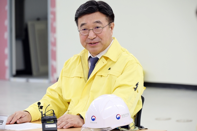 윤호중 행정안전부 장관이 19일 부산 동구 수정동에서 해양수산부 부산청사 이전 준비상황 현장을 점검하고 있다.  행안부 제공 및 연합뉴스