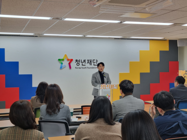 오창석 신임 청년재단 이사장이 지난 17일 재단 강의장에서 직원들과 이야기를 나누고 있다. 청년재단 제공