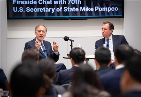 미국 도널드 트럼프 1기 행정부에서 국무장관을 지냈던 마이크 폼페이오(왼쪽) 전 장관이 17일(현지시간) 버지니아주 페어팩스 카운티에 있는 발로파크 콘퍼런스룸에서 열린 ‘법무법인 대륙아주 초청 간담회’에서 참석자들의 질문에 답하고 있다. 법무법인 대륙아주 제공