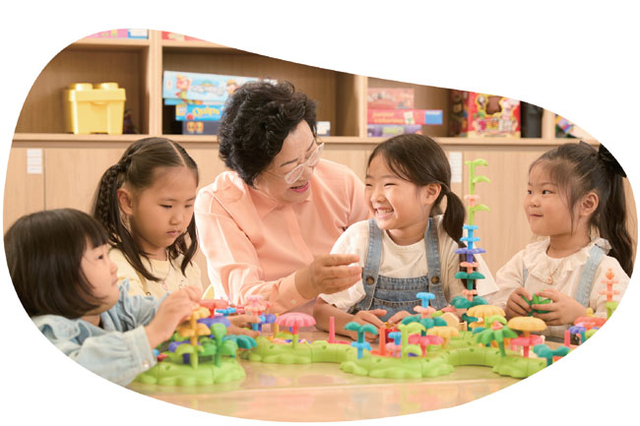 김경희 이천시장이 24시간 아이돌봄센터 ‘아이다봄’에서 아이들과 대화하고 있다.이천시청 제겅