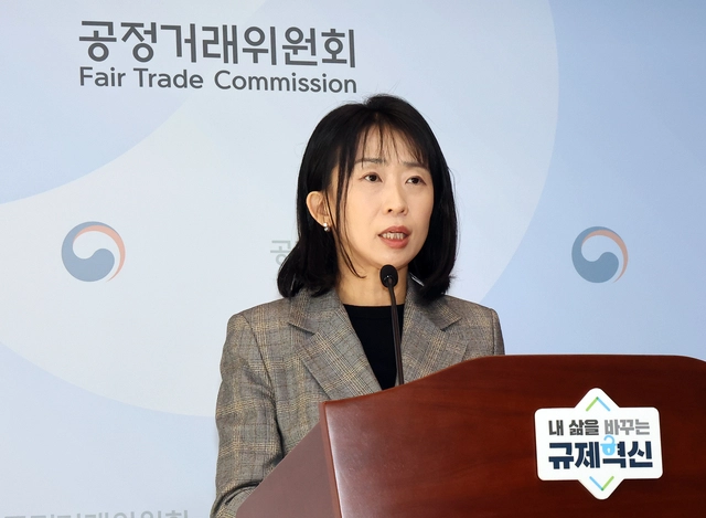 음잔디 공정거래위원회 기업집단관리과장이 19일 정부세종청사 공정위 기자실에서 2025년 공시대상기업집단 소속 계열회사의 총수 일가 이사 등재, 이사회 구성·운영, 소수 주주권 행사 등 지배구조 현황 분석 내용을 발표하고 있다. 연합뉴스