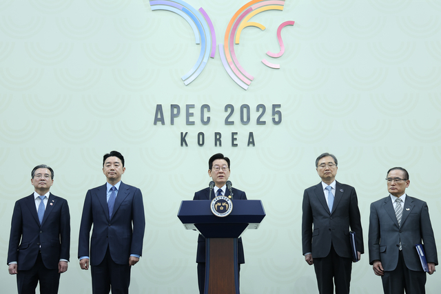 이재명 대통령이 1일 경주화백컨벤션센터(HICO)에서 열린 2025 아시아태평양경제협력체(APEC) 정상회의 기자회견에서 발언하고 있다. 왼쪽부터 김용범 정책실장, 강훈식 비서실장, 이 대통령, 조현 외교장관, 위성락 안보실장. 연합뉴스