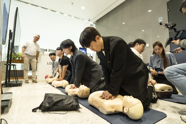 지난 5일 열린 LG그룹의 안전·보건·환경 행사 ‘LG 쉬크’에서 안전·환경 담당자들이 심폐소생술 챌린지 행사에 참여하고 있다.  LG 제공