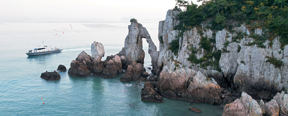 고흥의 숨겨진 명소인 활개바위. 직벽 해안에 솟아 있는 구멍 뚫린 바위다. 주변 지형이 워낙 험해서 접근하기 어렵다. 활개바위의 진면목을 보려면 배를 타고 바다로 나가야 한다.