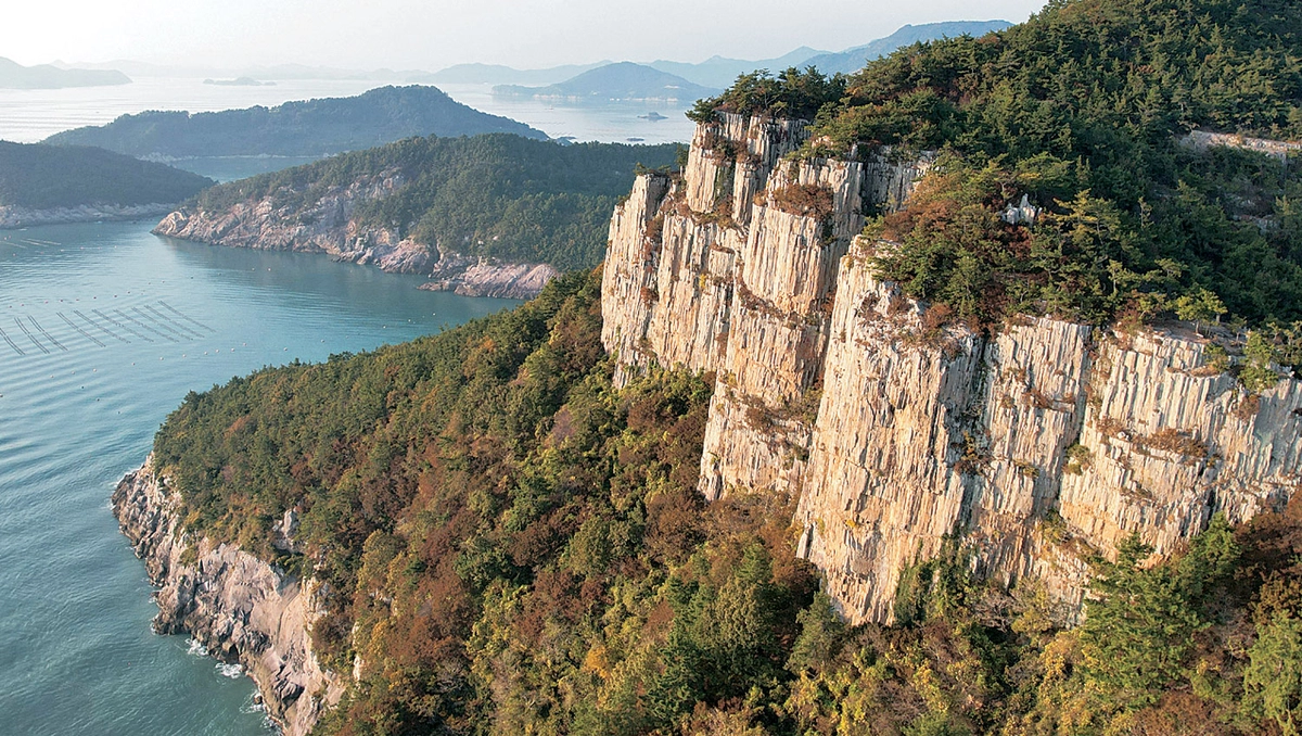 국가 명승으로 지정된 고흥의 명소 금강죽봉. 해안가에 솟은 거대한 주상절리가 압도적인 위용을 자랑하는 곳이다.