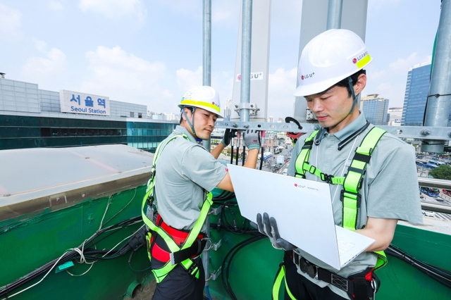 서울역 인근 한 빌딩 옥상에서 LG유플러스 통신 서비스 현장 작업자들이 통신망 상태를 점검하고 있다. LG유플러스는 ‘로봇 프로세스 자동화 시스템’을 도입해 고위험 현장 작업의 적절성 여부를 인공지능이 파악해 사고 위험을 예방하고 있다.  LG 제공