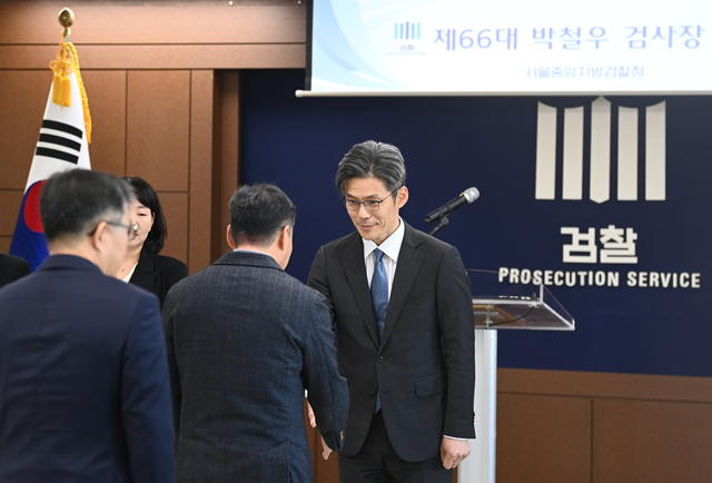 ‘후폭풍’ 속 첫 출근