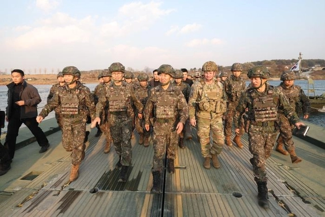 남한강 도하훈련장을 찾은 한미 지휘관이 완성된 부교를 건너며 현장을 점검하고 있다. 앞줄 왼쪽부터 김성민 한미연합군사령부 부사령관, 김규하 육군참모총장, 진영승 합동참모의장, 조지프 힐버트 미8군사령관, 최성진 육군7기동군단장. 국방일보 제공