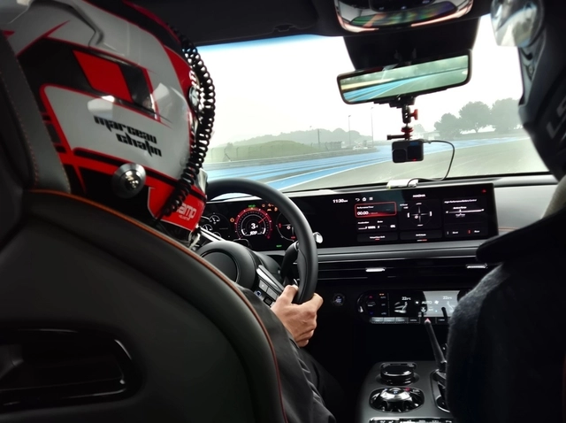 드라이버가 GV60 마그마의 런치컨트롤 기능을 선보이고 있다.   제네시스 제공