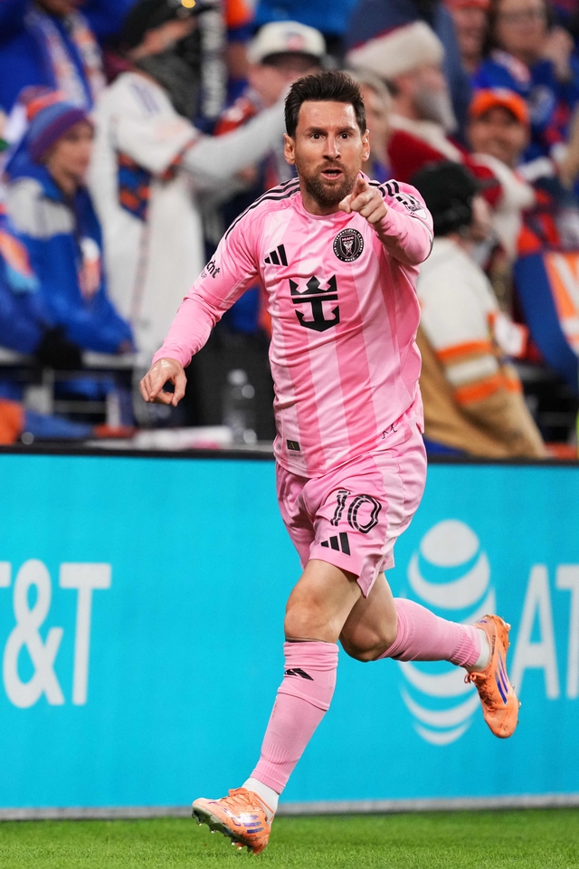 인터 마이애미의 리오넬 메시가 24일 오전(한국시간) 미국 오하이오주 신시내티의 TQL 스타디움에서 열린 2025 MLS컵 PO 동부 콘퍼런스 준결승전에서 전반 19분 선제골을 넣은 후 세리머니를 펼치고 있다.  AFP 연합뉴스