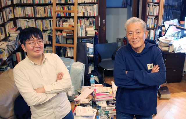 최근 일본 개풍관에서 만난 우치다 다쓰루(오른쪽) 고베여대 명예교수와 배세진 연세대 매체와예술연구소 연구원. 프랑스 철학을 전공한 두 사람이 타자에의 환대를 강조하는 레비나스 철학을 바탕으로 한일관계의 미래에 대해 논했다. 이들은 “양국 모두 내부적인 커먼즈(공유자원)를 회복하고, 작고 느슨한 공동체의 활성화가 필요하다”고 입을 모았다. 박동미 기자