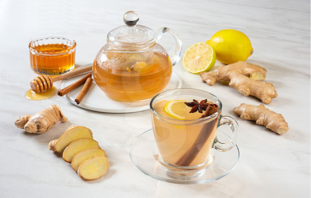 생강과 레몬, 꿀, 계피로 만든 따뜻한 차. 감기 기운을 달래주는 민간요법 재료들로, 다수의 나라에서 공통적으로 쓰인다.  게티이미지뱅크