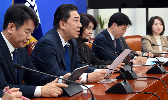 발언하는 민주 원내대표