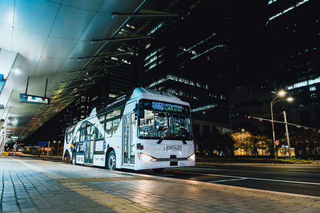 ‘새벽동행 자율주행버스’(A160)가 여의도환승센터에 정차해 있는 모습.