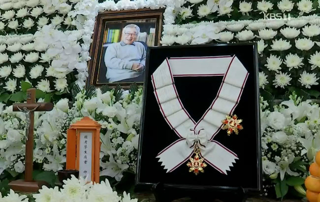 서울 풍납동 서울아산병원에 마련된 배우 이순재의 빈소 내 영정 사진 앞에 25일 추서된 금관문화훈장이 놓여 있다.   방송뉴스장면 캡처
