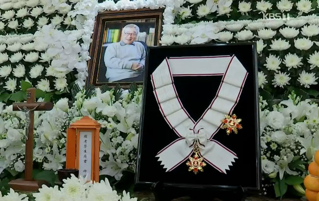 “문화 품격 높인 진정한 어른”… 금관문화훈장 추서