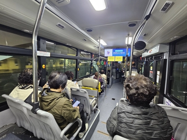 미화원 등이 탑승한 ‘새벽동행 자율주행버스’(A160)가 25일 새벽 서울 도봉구 ‘도봉한신아파트’를 지나 ‘서울북부지방법원·검찰청·도봉역 성황당’ 정류장을 향해 달리고 있다. 