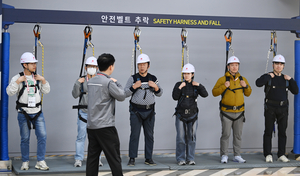 추락 체험에 식은땀 줄줄… 건설현장 안전, 몸으로 느끼며 배운다[안전 경영으로 100년기업 초석 다진다 ]