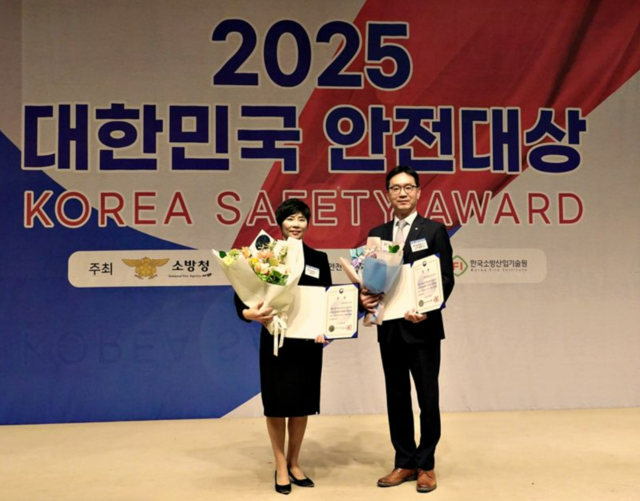 롯데 직원들이 지난 3일 열린 ‘제24회 대한민국 안전대상’에서 상을 받고 기념사진을 찍는 모습.  롯데백화점 제공