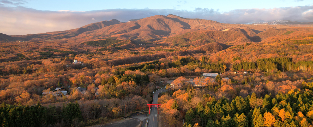  미야기현과 야마가타현의 경계를 이루는 자오연봉. 해발 1800m를 오르내리는 봉우리들이 늘어선 산지다. 사진 가운데 아래에 붉은 문(도리이)이 통행료를 받는 산악도로 ‘자오에코라인’의 들머리다. 이 도로는 양옆으로 눈 벽이 수직으로 세워진 길을 걷는 ‘설벽 트레킹’으로도 유명하다.