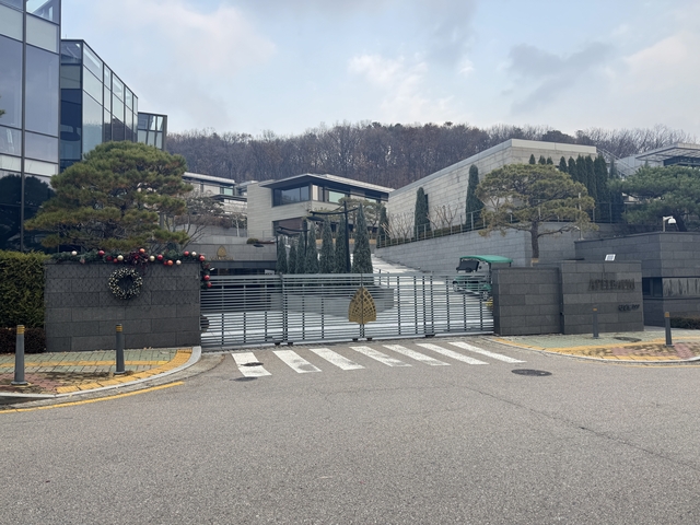 화천대유 대주주 김만배 씨 소유 주택이 위치한 경기 성남시 운중동 고급 타운하우스 단지 외관. 사진=노민수 기자