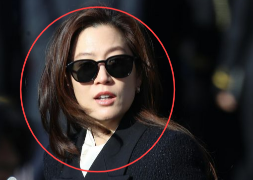 임세령 대상홀딩스 부회장이 28일 경남 창원시 진해구 해군사관학교 연병장에서 열린 제139기 해군·해병대 사관후보생 수료 및 임관식에 참석해 장남 이지호 씨와 만나기 위해 이동하고 있다. 뉴시스