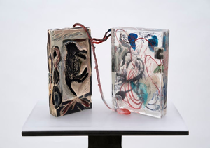 붉은실로 이어진 ‘기억의 파편’ … 삶과 부재를 연결하다