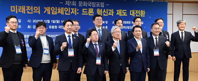 1일 국회 의원회관에서 열린 제1회 문화국방포럼에서 주요 내외빈 인사들과 발제자·토론자들이 기념사진을 찍고 있다. 앞줄 왼쪽부터 부승찬 국회 국방위원회 더불어민주당 간사, 유용원 국민의힘 의원, 이병규 문화일보 회장, 성일종 국회 국방위원장, 최형두 국민의힘 의원. 뒷줄은 왼쪽부터 윤관섭 LIG넥스원 항공드론사업부장, 김병희 한화시스템 C4I 연구소장, 천정수 HD현대중공업 전무, 오경원 한국첨단기술융합학회장, 윤용현 국민대 미래모빌리티학과 특임교수, 김호성 한국방위산업학회장, 신상준 한국항공우주산업 미래전략실장, 김병직 문화일보 부사장.  곽성호 기자