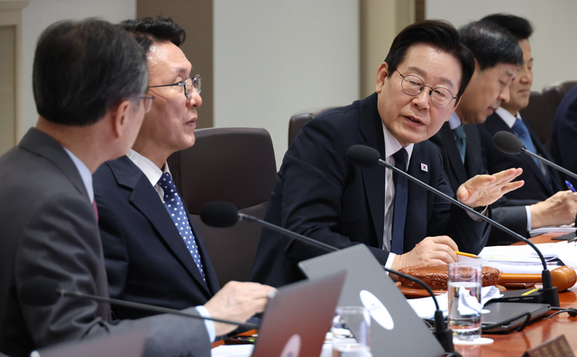 이재명 대통령이 11월 4일 용산 대통령실에서 열린 국무회의에서 외교부 업무보고를 받은 뒤 조현 외교부 장관에게 질문하고 있다. 연합뉴스