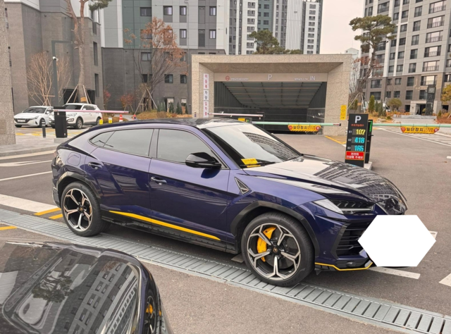 주차장 막은 람보르기니. 인터넷 커뮤니티 갈무리·연합뉴스