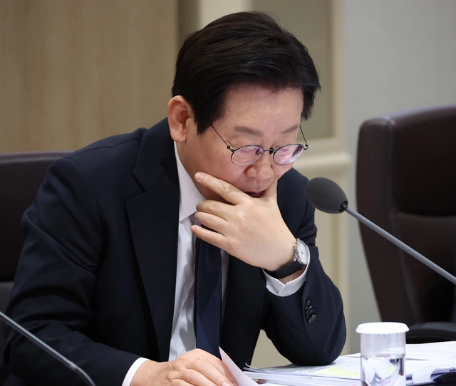 이재명 대통령이 11월 4일 용산 대통령실에서 열린 국무회의에서 자료를 살펴보며 부처별 업무보고를 받고 있다. 연합뉴스