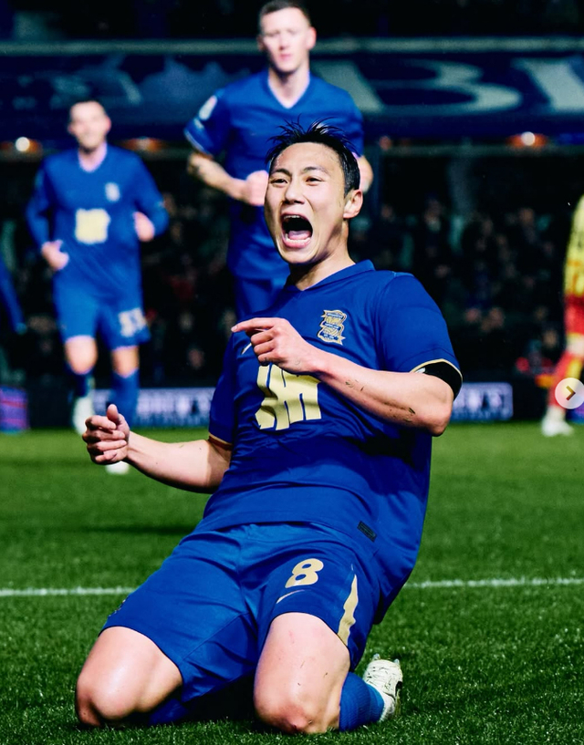 버밍엄시티의 백승호가 2일 오전(한국시간) 영국 잉글랜드 버밍엄의 세인트 앤드루스 스타디움에서 열린 왓퍼드와의 잉글랜드 챔피언십 홈경기에서 전반 31분 선제골을 넣은 후 환호하고 있다.  버밍엄시티 SNS 