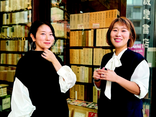 최근 일본 도쿄 진보초에서 만난 문학평론가 구라모토 사오리(왼쪽)와 번역가 승미가 한 고서점 앞에서 포즈를 취하고 있다.