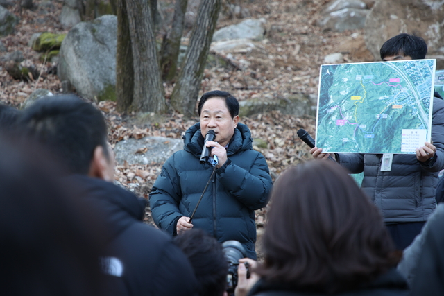 남양주시는 지난 1일, 별내동 불암산 일원에서 불법시설물 행정대집행을 마무리하고 정비된 현장을 시민과 함께 점검하고 있다. 남양주시 제공
