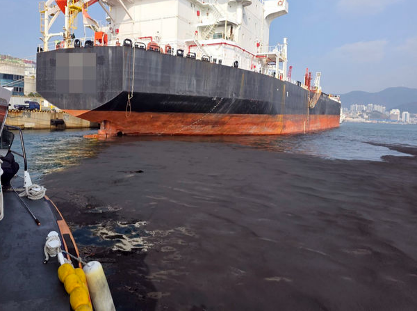 부산 감천항에 정박한 인도네시아 선적 유조선에서 유출된 검댕 폐기물. 부산해경 제공