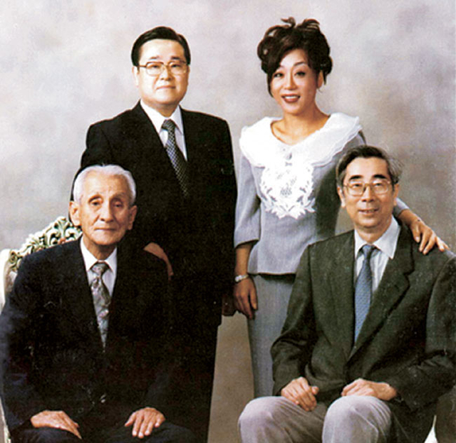 1998년 초가을 필자(뒷줄 왼쪽)가 양아버지인 저우하이잉(앞줄 오른쪽), 성악가 조수미(뒷줄 오른쪽)와 기념사진을 찍었다.  이공가 제공