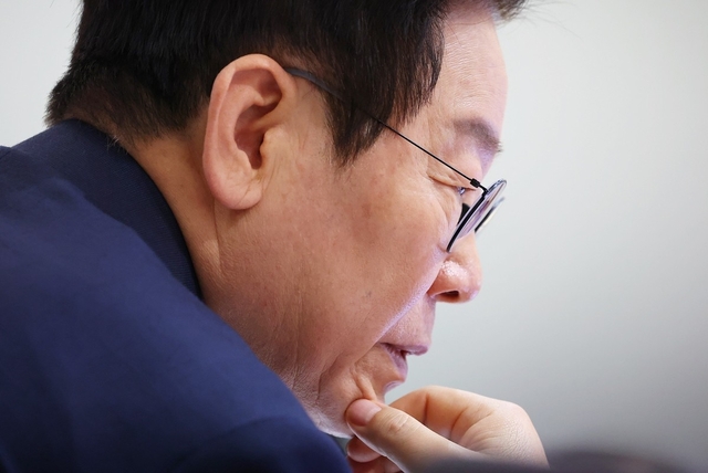 이재명 대통령이 2일 용산 대통령실에서 열린 국무회의에서 참석자 발언을 듣고 있다. 연합뉴스