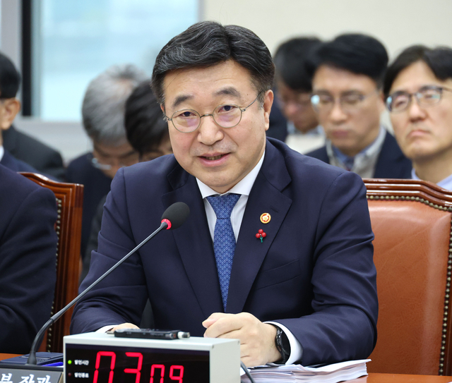 윤호중 행정안전부 장관이 지난달 27일 국회 행정안전위원회 전체회의에서 발언하고 있다. 연합뉴스